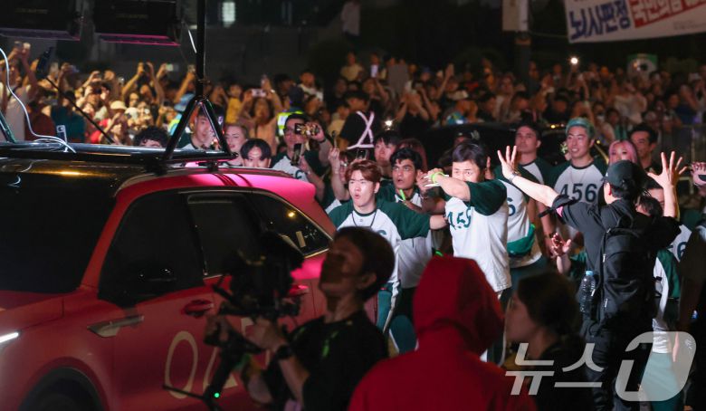 28일 오후 서울 광화문광장에서 서울광장까지 '오징어 게임 시즌3 글로벌 피날레 퍼레이드'가 진행되고 있다. 2025.6.28/뉴스1 ⓒ News1 황기선 기자