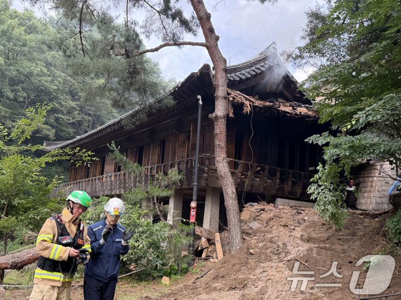 30일 서울 성북구 소재 문화유산인 '성북동 별서(성락원)'에 화재가 발생해 소방 당국이 화재진압을 하고 있다. 성북동 별서는 지난 2008년 명승 제35호로 지정된 문화유산으로 한국식 정원의 특징을 반영해 자연 지형을 그대로 살려 배치한 조선시대 별장이다. 2025.6.30/뉴스1 ⓒ News1 김형준 기자