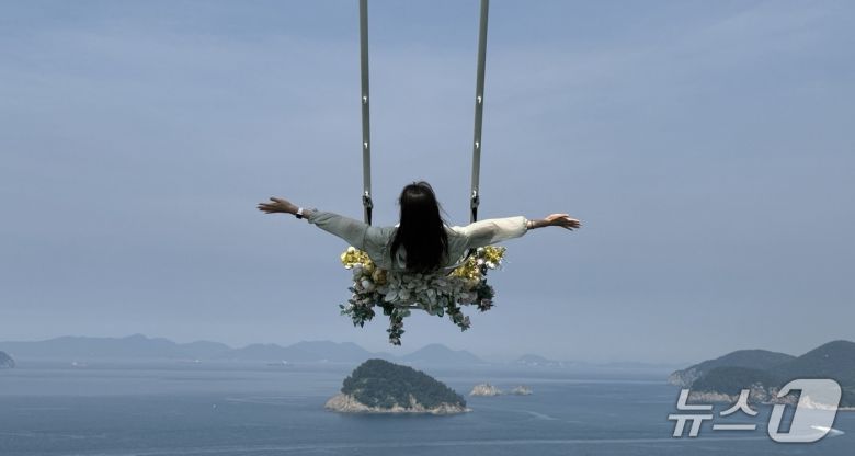 쏠비치남해 인근에 위치한 설리스카이워크에서 한 방문객이 그네를 타고 있다. ⓒ 뉴스1 김형준 기자