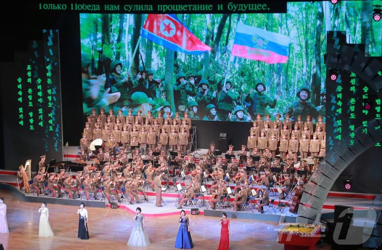 북한 노동당 기관지 노동신문은 30일 북러조약 체결 1주년을 맞아 김정은 북한 노동당 총비서가 올가 류비모바 러시아 문화상을 졉견하고 예술 공연을 관람했다고 보도했다. [국내에서만 사용가능. 재배포 금지. DB 금지. For Use Only in the Republic of Korea. Redistribution Prohibited] rodongphoto@news1.kr