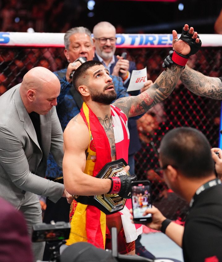 UFC 라이트급 챔피언에 오른 토푸리아.(UFC 제공)