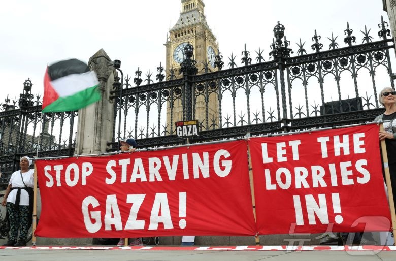 26일(현지시간) 영국 런던의 국회의사당 밖에서 시위대가 이스라엘의 가자지구 포위 공격을 즉각 중단할 것을 촉구하고 있다. 2025.06.26. ⓒ 로이터=뉴스1 ⓒ News1 권영미 기자