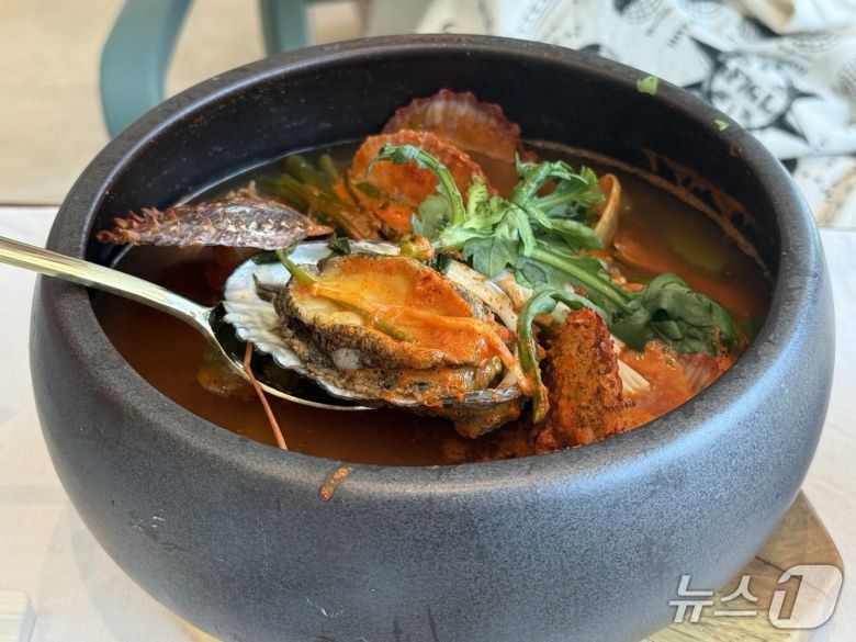 쏠비치남해 '소울다이닝 바래'에서 맛볼 수 있는 해물뚝배기. ⓒ 뉴스1 김형준 기자