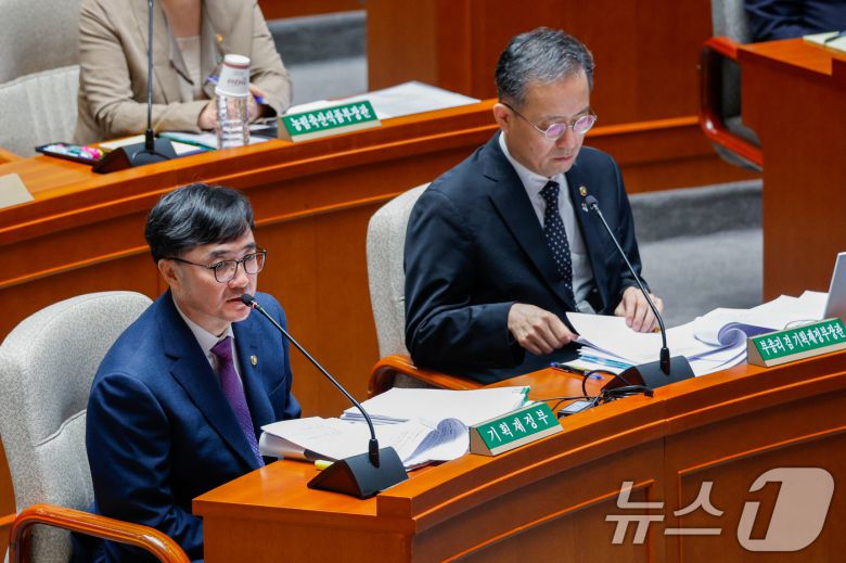 임기근 기획재정부 2차관(왼쪽)이 30일 오전 서울 여의도 국회에서 열린 제426회국회(임시회) 예산결산특별위원회 제1차 전체회의에서 의원 질의에 답하고 있다. 2025.6.30/뉴스1 ⓒ News1 안은나 기자