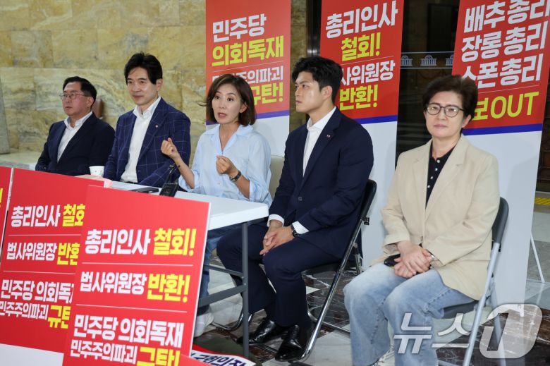 김용태 국민의힘 비상대책위원장이 29일 오후 서울 여의도 국회 로텐더홀에서 김민석 국무총리 후보자 지명 철회와 법제사법위원장 야당 반환을 요구하며 철야농성 중인 나경원 의원을 찾아 대화하고 있다. 왼쪽부터 유용원, 박성훈, 나경원, 김용태, 강선영. 2025.6.29/뉴스1 ⓒ News1 안은나 기자