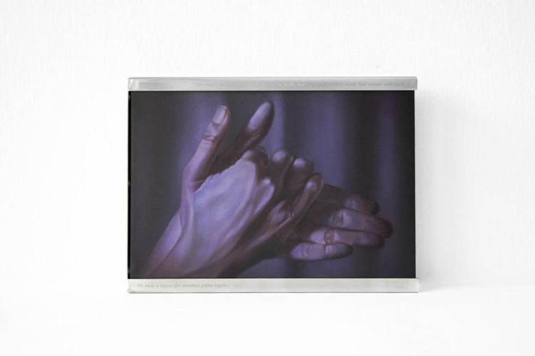 나탈리 사시 오르간(Natalie Sasi Organ) 'Palms together', 2025 Oil on primed artist board, varnished, engraved stainless steel miller frame, moonstone gems 17.5 x 23.5 x 3.5 cm Courtesy of the artist. (갤러리 상히읗 제공)