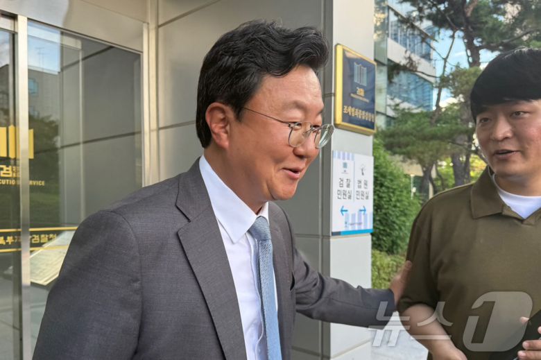 서울중앙지검장에 임명된 정진우 서울북부지검장이 1일 오후 서울 도봉구 서울북부지검 청사에서 퇴근하고 있다. 2025.7.1/뉴스1 ⓒ News1 김형준 기자