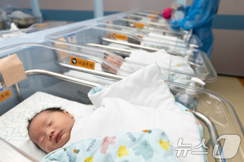 25일 경기 고양시 일산차병원 신생아실에서 간호사가 아기를 돌보고 있다. 2025.6.25/뉴스1 ⓒ News1 이승배 기자