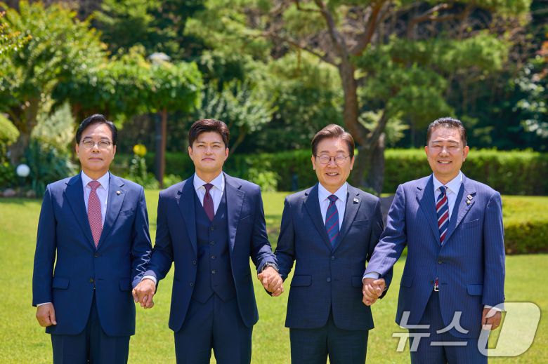 이재명 대통령이 22일 서울 한남동 관저에서 여야 지도부와 가진 오찬에 앞서 기념촬영하고 있다. 왼쪽부터 송언석 국민의힘 원내대표, 김용태 비상대책위원장, 이 대통령, 김병기 더불어민주당 당대표 직무대행 겸 원내대표. (대통령실 제공. 재판매 및 DB 금지) 2025.6.22/뉴스1 ⓒ News1 허경 기자