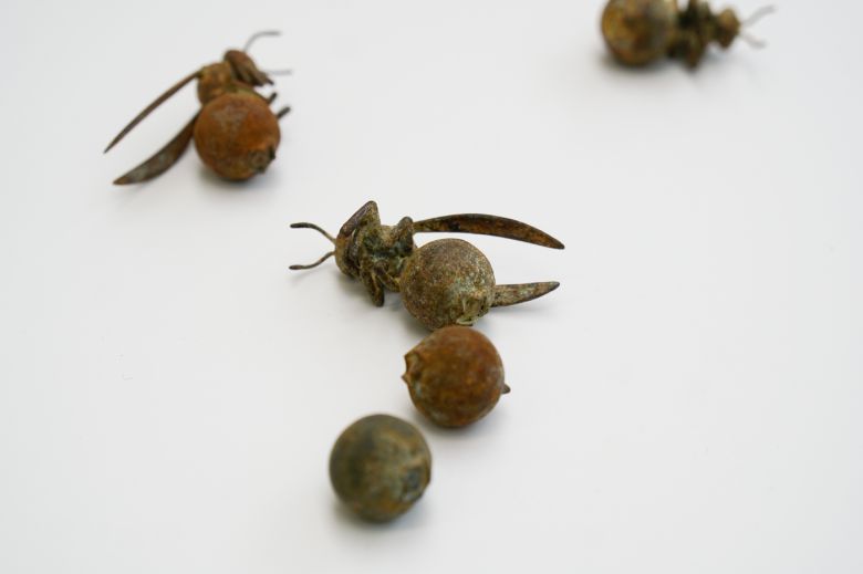 원민영 'Grape-Laying Bees', 2025 Metallic paint on resin Courtesy of the artist. (갤러리 상히읗 제공)