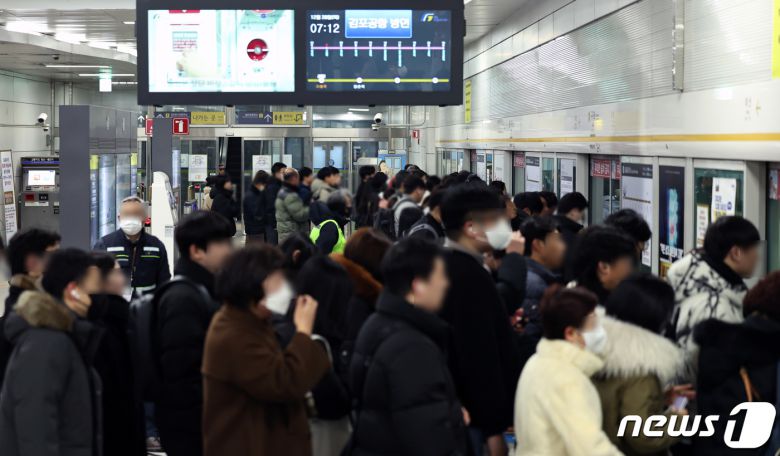 28일 오전 경기 김포시 김포골드라인 구래역에서 출근길에 오른 시민들이 열차를 기다리고 있다. 2023.12.28/뉴스1 ⓒ News1 구윤성 기자