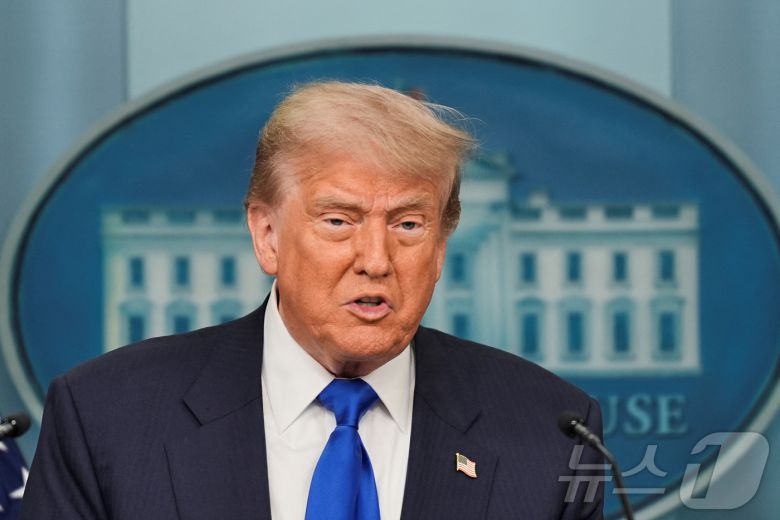 도널드 트럼프 미국 대통령이 지난 27일(현지시간) 워싱턴DC 백악관 브리핑룸에서 기자회견을 하고 있다. 2025.06.27 ⓒ 로이터=뉴스1 ⓒ News1 류정민 특파원