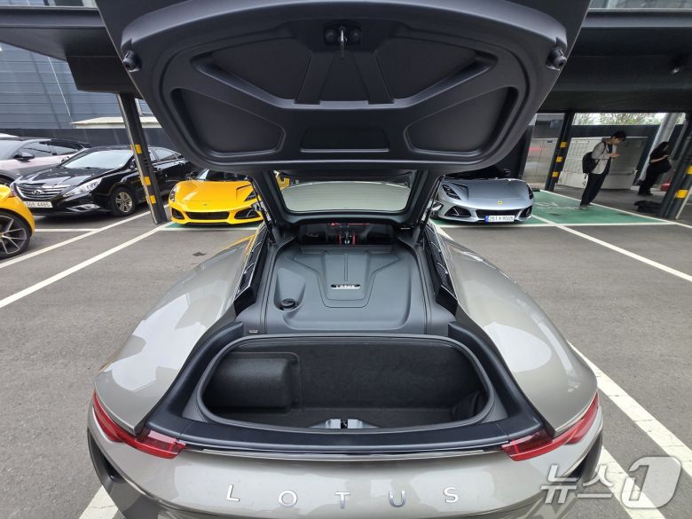 27일 경기 고양의 로터스자동차코리아 서비스센터에서 촬영한 미드십 스포츠카 에미라(Emira) 2.0 터보 외관. 2025.06.27/뉴스1 김성식 기자