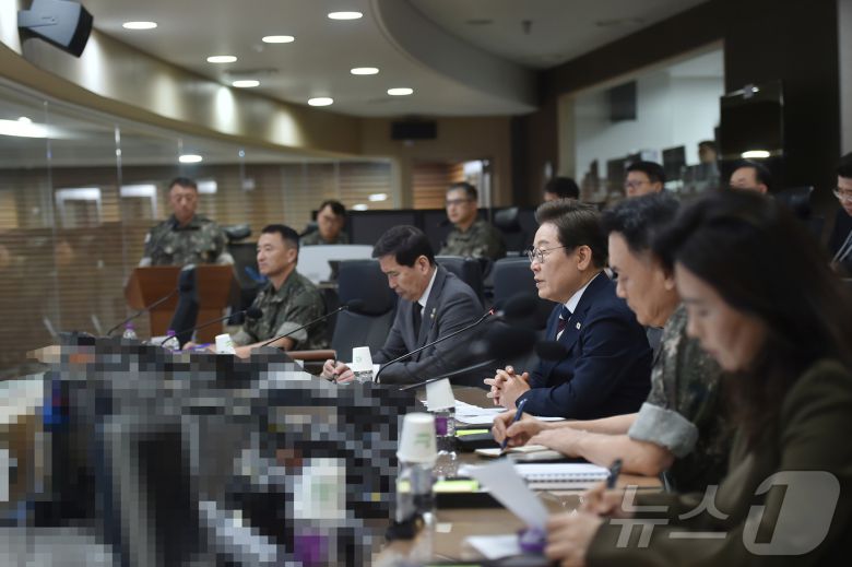 이재명 대통령이 지난달 4일 서울 용산구 합동참모본부 전투통제실을 방문해 김명수 합참의장 등 군 지휘부로부터 군사대비태세 보고를 받은 뒤 각군 지휘관과 화상회의를 하고 있다. (국방부 제공. 재판매 및 DB 금지) 2025.6.4/뉴스1