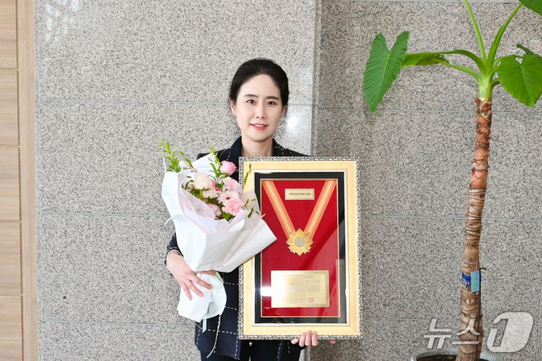 2일 전북특별자치도시군의회의장협의회 수여 '지방의정봉사상'을 수상한 이미선 남원시의회 의원이 기념 촬영을 하고 있다.(남원시의회 제공)/뉴스1