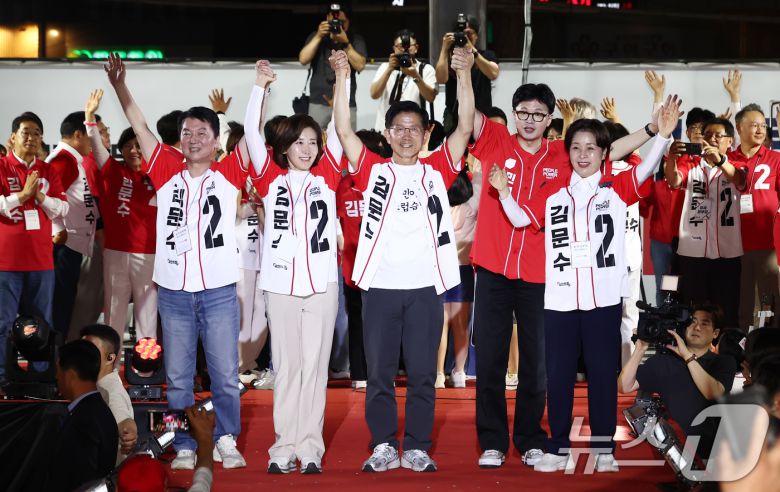 김문수 국민의힘 대통령 후보가 제21대 대통령 선거를 하루 앞둔 2일 오후 서울 중구 서울시청 앞 광장에서 열린 '울려라 함성, 들어라 승리의 메아리' 피날레 유세에서 나경원·안철수·양향자 공동선대위원장과 한동훈 전 대표와 원팀 퍼포먼스를 하고 있다. 2025.6.2/뉴스1 ⓒ News1 김민지 기자