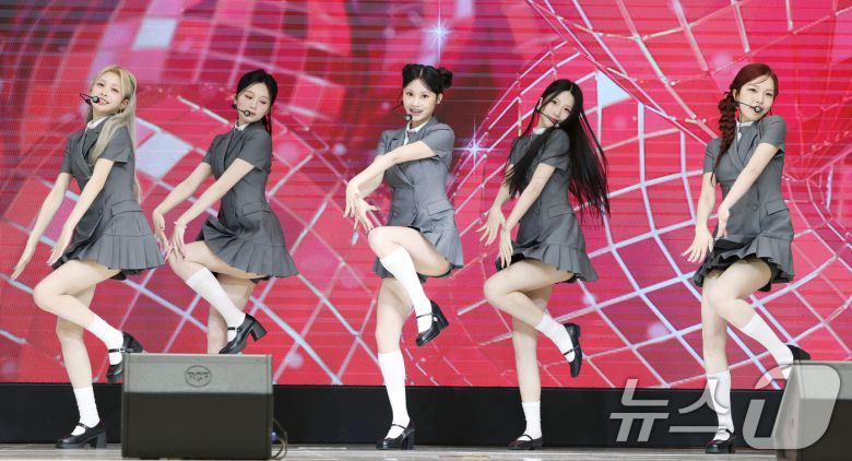 블링원이 2일 오전 서울 중구 월드케이팝센터에서 열린 3집 디지털 싱글 ‘미스터’ 발매 기념 쇼케이스에서 타이틀 곡을 선보이고 있다. 2025.7.2/뉴스1 ⓒ News1 권현진 기자