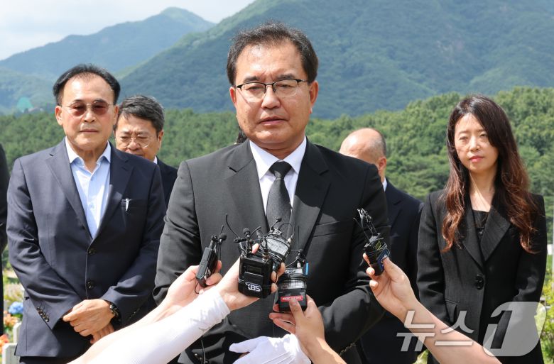 이명현 순직해병대원 특별검사를 비롯한 특검팀이 1일 오전 대전 유성구 국립대전현충원 故 채수근 상병 묘소에서 참배를 마치고 취재진의 질문에 답하고 있다. 2025.7.1/뉴스1 ⓒ News1 김기태 기자