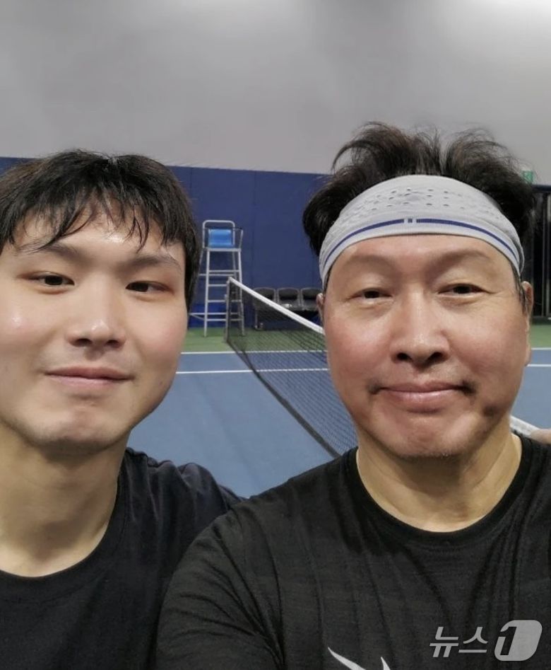 최태원 SK그룹 회장이 2021년 8월 장남 최인근씨와 테니스 경기를 마친 뒤 찍은 사진을 인스타그램에 올렸다. 최 회장은 게시물에 "테니스 부자 4시간 게임 3621㎉ 연소"라고 적었다.(최태원 SK그룹 회장 SNS 갈무리)
