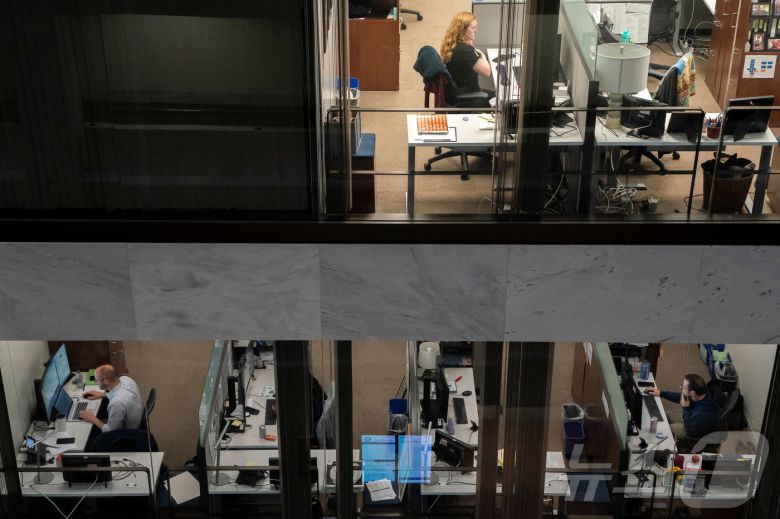 30일(현지시간) 미국 워싱턴 DC 의사당에서 공화당 의원들이 도널드 트럼프 대통령의 대규모 지출 및 세금 법안(메가법안) 통과를 위해 고군분투하는 가운데 의회 직원들이 상원 의원 사무실에서 일하고 있다. 2025.6.30 ⓒ 로이터=뉴스1 ⓒ News1 신기림 기자