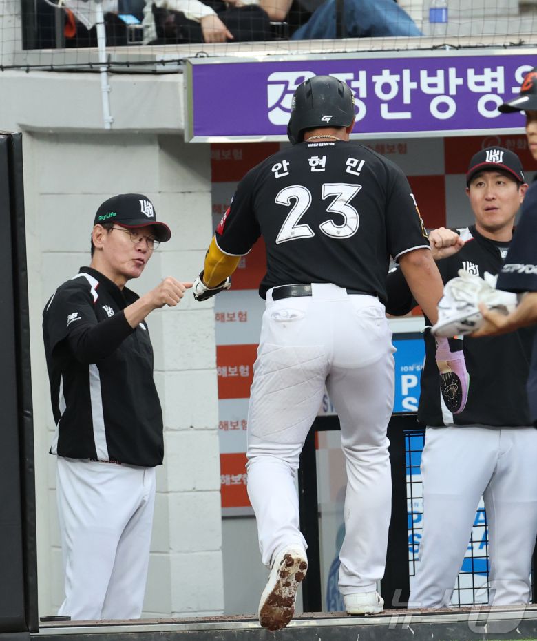 이강철 KT 위즈 감독과 안현민. /뉴스1 DB ⓒ News1 김기남 기자