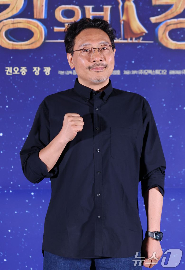장성호 감독이 2일 오후 서울 용산구 CGV용산아이파크몰에서 열린 애니메이션 '킹 오브 킹스' 언론시사회 및 기자간담회에서 포즈를 취하고 있다. '킹 오브 킹스'는 영국의 뛰어난 작가 찰스 디킨스가 막내아들 월터와 함께 2000년 전 가장 위대한 이야기 속으로 떠나는 여행을 그린 글로벌 흥행작 K-애니메이션이다. 2025.7.2/뉴스1 ⓒ News1 권현진 기자