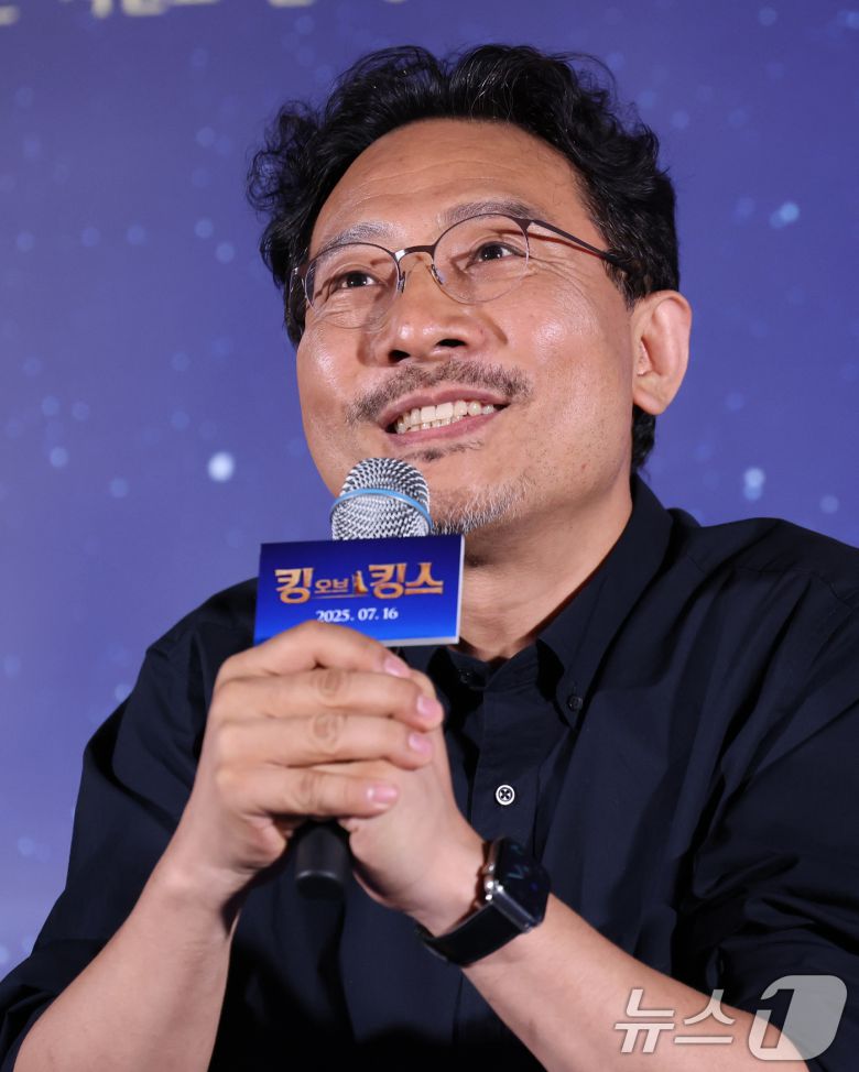 장성호 감독이 2일 오후 서울 용산구 CGV용산아이파크몰에서 열린 애니메이션 '킹 오브 킹스' 언론시사회 및 기자간담회에서 취재진 질문에 답하고 있다. '킹 오브 킹스'는 영국의 뛰어난 작가 찰스 디킨스가 막내아들 월터와 함께 2000년 전 가장 위대한 이야기 속으로 떠나는 여행을 그린 글로벌 흥행작 K-애니메이션이다. 2025.7.2/뉴스1 ⓒ News1 권현진 기자