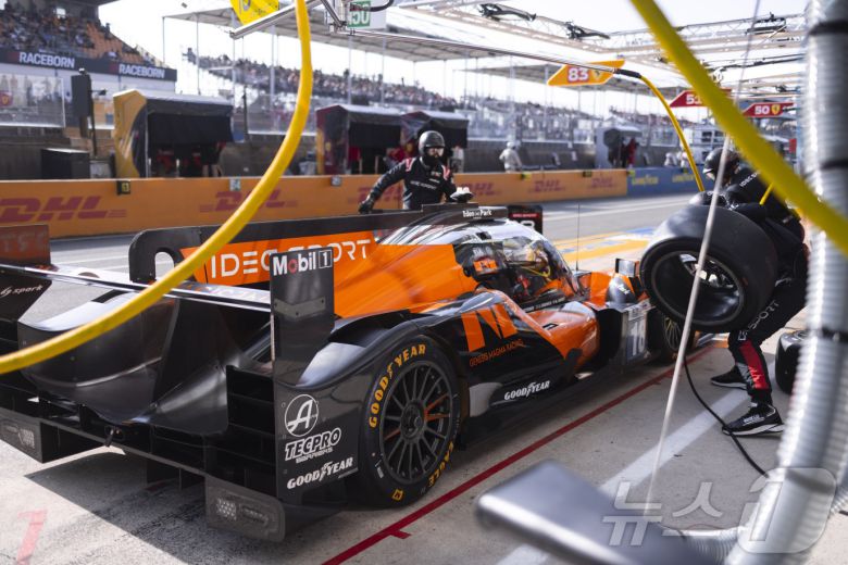 제네시스가 레이싱팀 ‘제네시스 마그마 레이싱(Genesis Magma Racing)’이 프랑스 르망 지역에서 지난 14~15일 열린 르망 24시의 ‘LMP2(Le Mans Prototype 2) 클래스’에 출전했다고 15일 밝혔다. 사진은 르망 24시 LMP2 클래스에 참가한 제네시스 마그마 레이싱-IDEC 스포츠(IDEC Sport) #18 차량 모습. (현대자동차·기아 제공. 재판매 및 DB금지) 2025.6.15/뉴스1