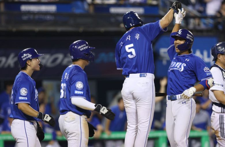 삼성 라이온즈 이재현(오른쪽)이 3일 열린 KBO리그 잠실 두산 베어스전에서 9회초 역전 만루포를 터뜨린 뒤 동료들과 기뻐하고 있다. (삼성 라이온즈 제공)