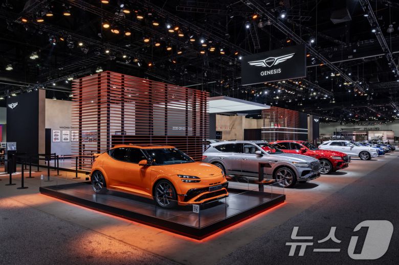 제네시스 브랜드는 21일(현지시간) 미국 LA 컨벤션 센터에서 프레스데이를 시작으로 개막한 '2024 LA 오토쇼'에 참가했다고 22일 밝혔다. 제네시스는 이번 LA오토쇼에 약 1059㎡ 크기의 전시관을 조성해 GV70을 비롯해 GV60 마그마 콘셉트 등 총 9대를 전시했다. (기아 제공) 2024.11.22/뉴스1