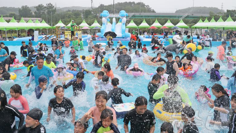 27일 전북 임실치즈테마파크 장미공원에서 열린 ’2024 임실 아쿠아페스티벌’에서 시민들이 물놀이를 즐기고 있다. (임실군청 제공) 2024.7.27/뉴스1