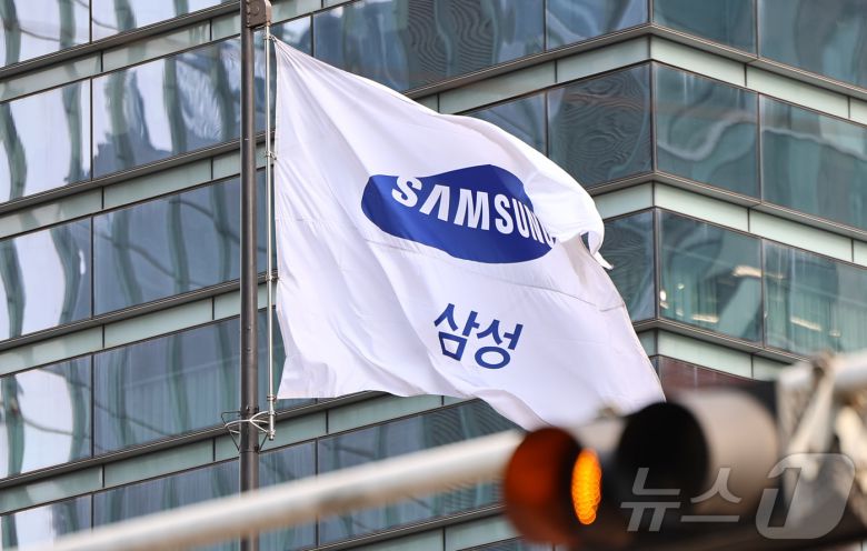 삼성전자가 지난해 4분기 시장 전망치를 밑도는 6조원대 영업이익을 냈다. 삼성전자는 8일 잠정 실적 공시를 통해 지난해 4분기 연결기준 매출 75조원을 달성했다고 밝혔다. 지난해 같은 기간보다 10.7% 증가한 수치다. 영업이익은 같은 기간 130.5% 늘어난 6조5000억원을 기록했다. 사진은 이날 서울 서초구 삼성전자 서초사옥. 2025.1.8/뉴스1 ⓒ News1 김도우 기자