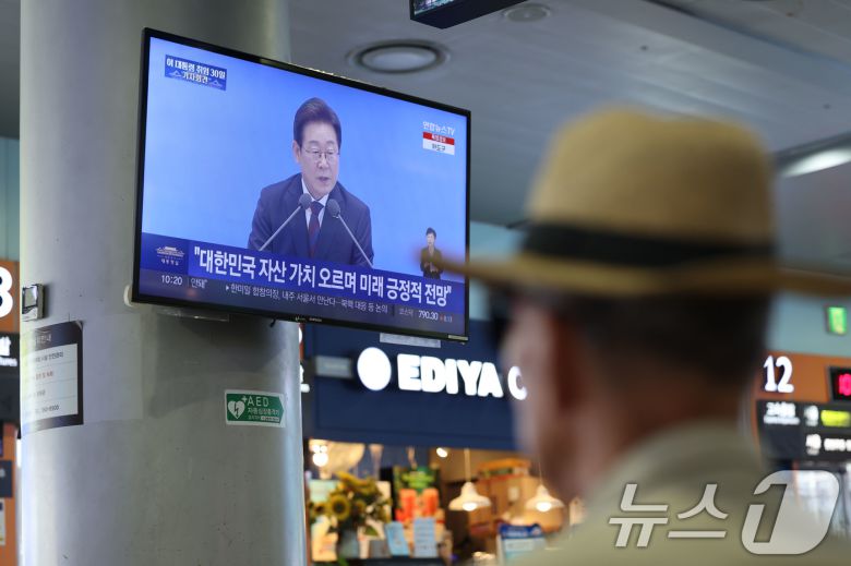 3일 오전 광주 서구 유스퀘어 광주종합버스터미널에서 시민들이 이재명 대통령의 기자회견 생중계를 시청하고 있다. 2025.7.3/뉴스1 ⓒ News1 박지현 기자
