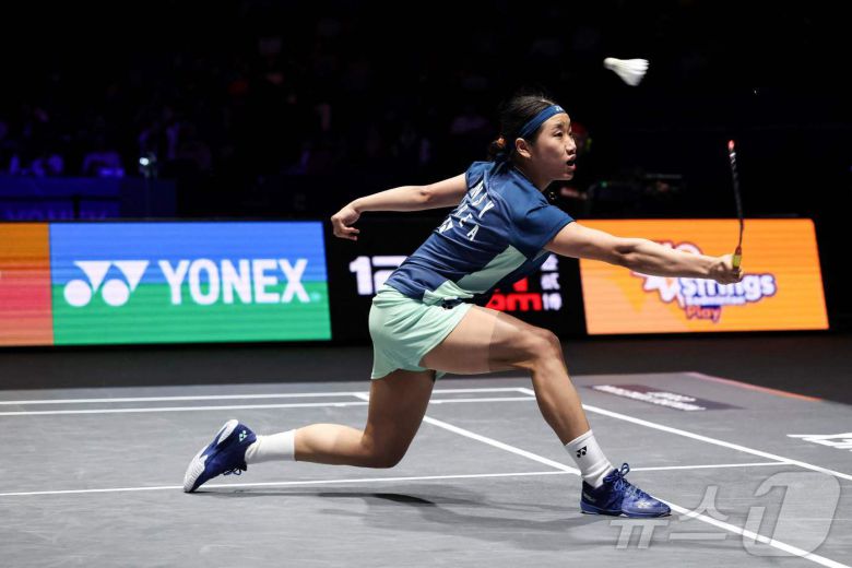 '셔틀콕 여제' 안세영이 17일(한국시간) 영국 버밍엄에서 열린 세계배드민턴연맹(BWF) 월드투어 슈퍼 1000 전영오픈 여자 단식 결승전에서 리턴하고 있다.  2025.3.17 ⓒ AFP=뉴스1 ⓒ News1 김성진 기자