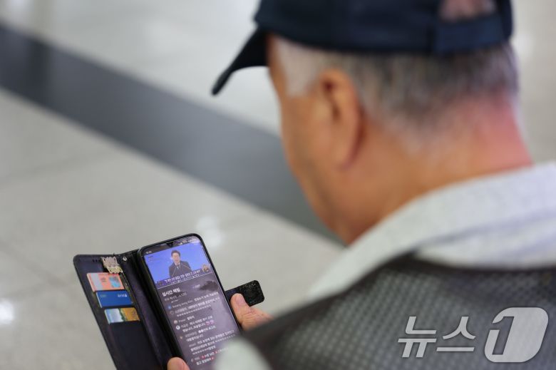 3일 오전 광주 서구 유스퀘어 광주종합버스터미널에서 시민들이 이재명 대통령의 기자회견 생중계를 시청하고 있다. 2025.7.3/뉴스1 ⓒ News1 박지현 기자