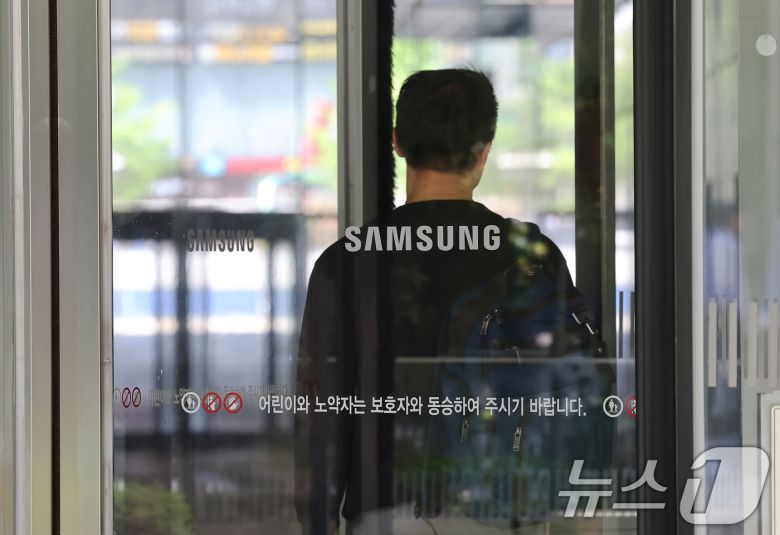 30일 서울 서초구 삼성전자 서초사옥으로 직원이 들어가고 있다. 2025.4.30/뉴스1 ⓒ News1 장수영 기자