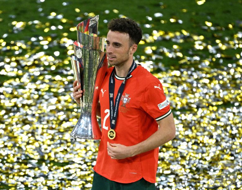 2024-25 UEFA 네이션스리그 우승컵을 든 디오고 조타.ⓒ 로이터=뉴스1