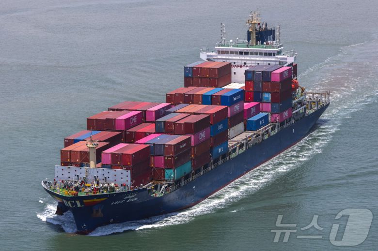 베트남 하이퐁에서 컨테이너 선박이 출항하는 모습. ⓒ 로이터=뉴스1 ⓒ News1 김예슬 기자
