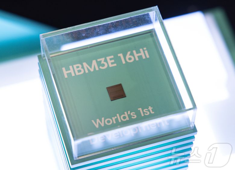 4일 서울 강남구 코엑스에서 열린 SK AI SUMMIT 2024에 SK하이닉스의 고대역폭메모리 ‘HBM3E’가 전시돼 있다. 2024.11.4/뉴스1 ⓒ News1 이재명 기자