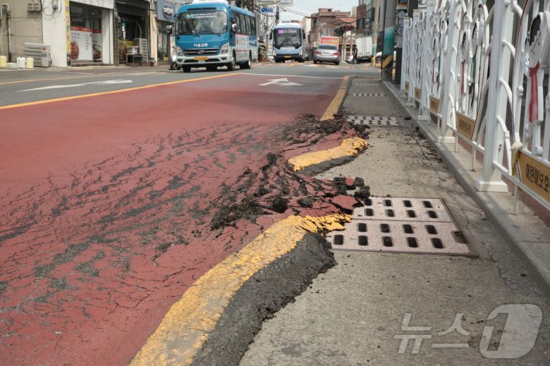 4일 울산 북구 농소초등학교 앞 버스정류장 도로변의 아스팔트가 마치 녹은 아이스크림처럼 밀려나 있다. 고온에 달궈진 아스팔트가 대형 차량의 하중으로 인해 밀려 솟아오르는 '소성변형'의 모습이다. ⓒ News1 김세은 기자