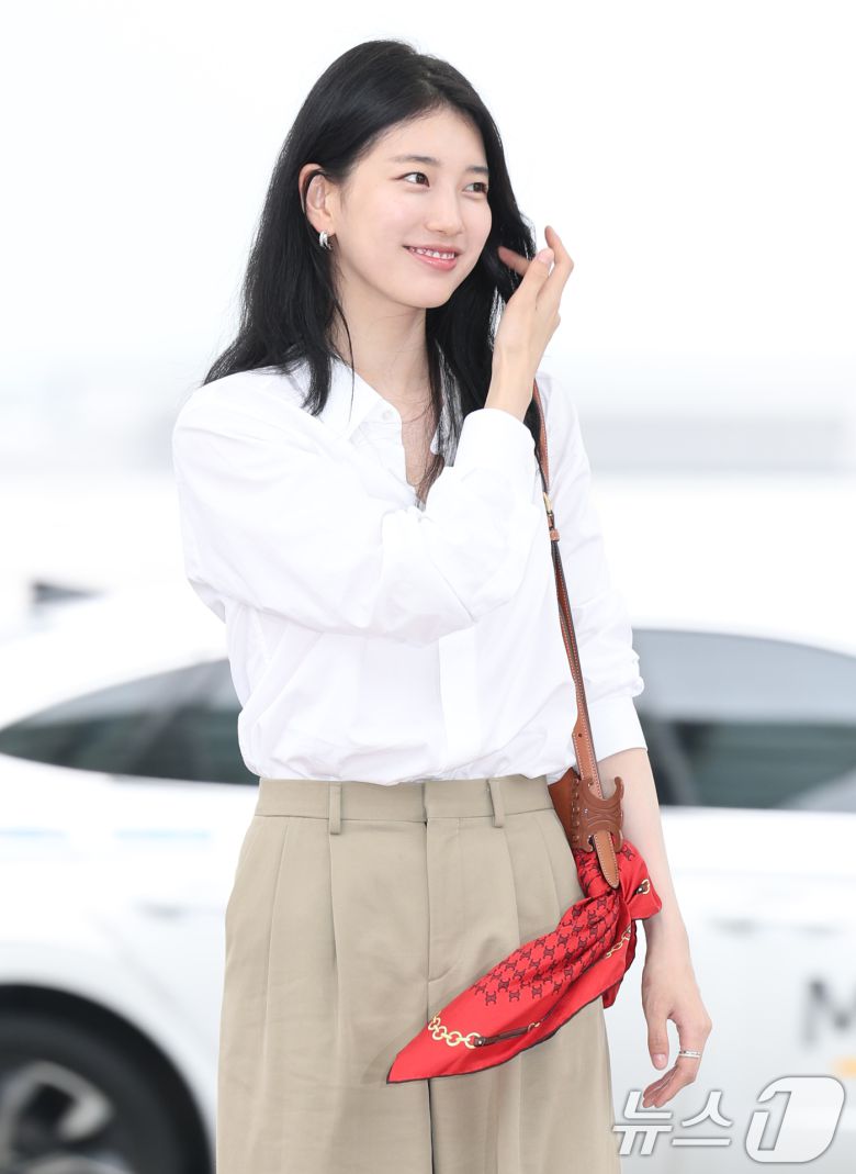 배우 수지가 해외 일정을 위해 4일 오전 인천공항을 통해 출국하며 미소를 짓고 있다. ⓒ News1 권현진 기자