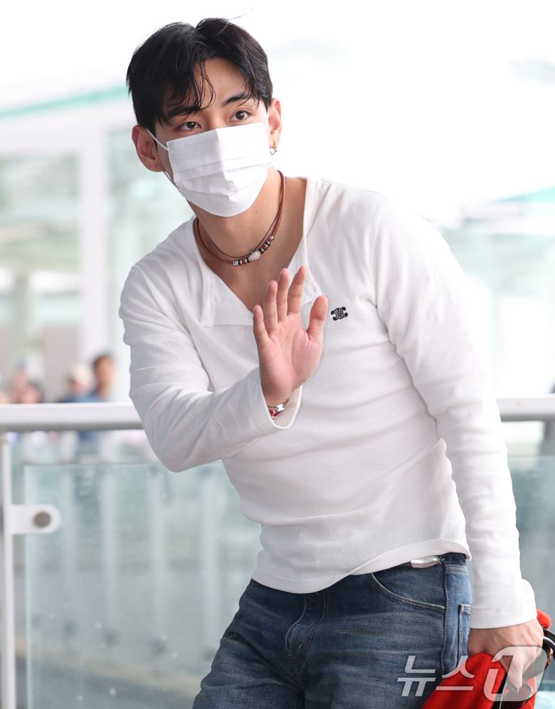 방탄소년단(BTS) 뷔(본명 김태형)가 해외 일정을 위해 4일 오전 인천국제공항을 통해 출국해 인사를 하고 있다. ⓒ News1 권현진 기자
