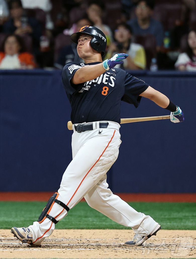 4일 오후 서울 구로구 고척스카이돔에서 열린 프로야구 '2025 신한 SOL뱅크 KBO 리그' 한화 이글스와 키움 히어로즈의 경기, 한화 노시환이 9회초 1사 역전 솔로홈런을 치고 있다. 2025.7.4/뉴스1 ⓒ News1 김진환 기자