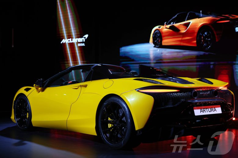 4일 서울 중구 장충단로 반얀트리 클럽 앤 스파 서울에서 열린 맥라렌 서울 리론칭 이벤트에서 차세대 슈퍼카 ‘아투라 스파이더(Artura Apider)’가 공개되고 있다. 2025.7.4/뉴스1 ⓒ News1 김진환 기자