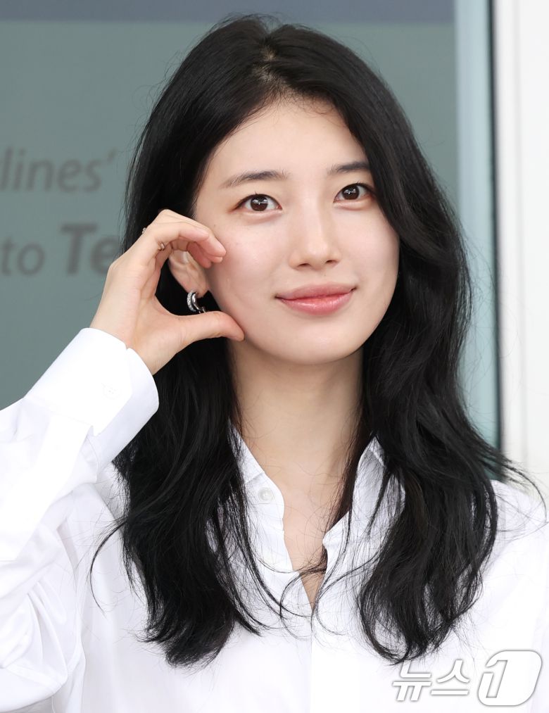 배우 수지가 해외 일정을 위해 4일 오전 인천공항을 통해 출국하기 전 볼 하트로 인사를 전하고 있다. ⓒ News1 권현진 기자