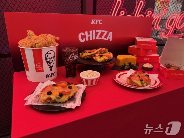KFC 건대입구역점에서 열린 기자간담회 현장에 신제품 '켄치짜'가 전시돼 있다.뉴스1 ⓒ News1 이강 기자