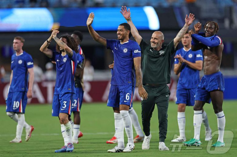 클럽월드컵 경기를 치른 뒤 팬들에게 인사하는 첼시 ⓒ AFP=뉴스1