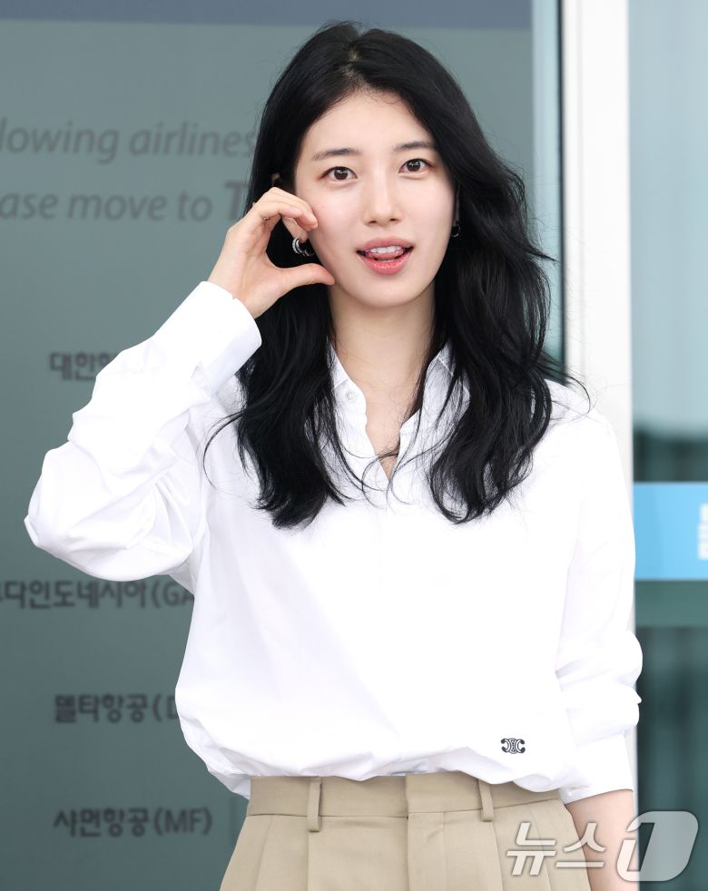 배우 수지가 해외 일정을 위해 4일 오전 인천공항을 통해 출국하기 전 사랑스러운 인사를 전하고 있다. ⓒ News1 권현진 기자