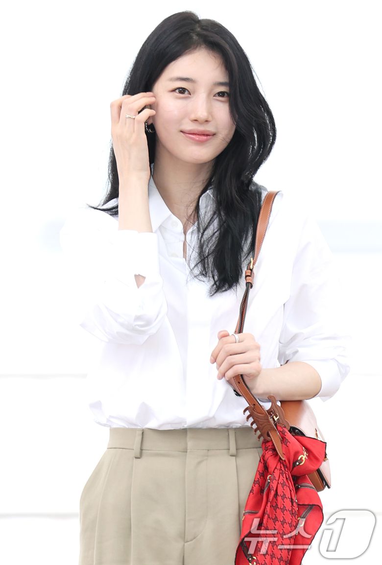 배우 수지가 해외 일정을 위해 4일 오전 인천공항을 통해 출국하고 있다.  ⓒ News1 권현진 기자