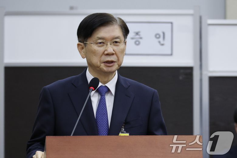 박종준 전 대통령 경호처장이 6일 오후 서울 여의도 국회에서 윤석열 정부의 비상계엄 선포를 통한 내란 혐의 진상규명 국정조사특별위원회 3차 청문회에 출석해 의원 질의에 답하고 있다. 2025.2.6/뉴스1 ⓒ News1 안은나 기자